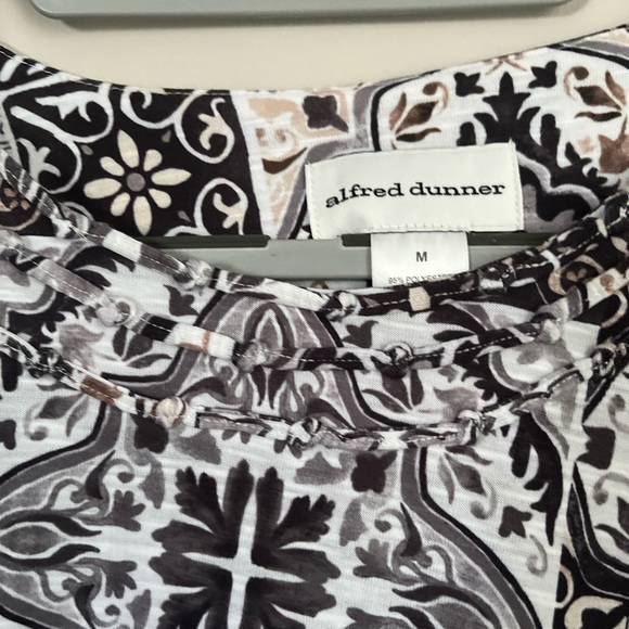 Like New Black /White Paisley Top-Medium - Picture 5 of 6